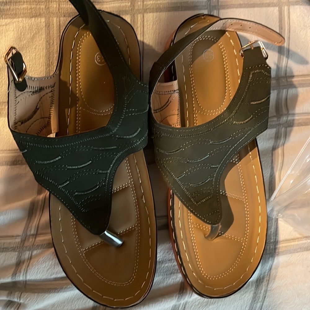 Women’s sandal NWT.     13